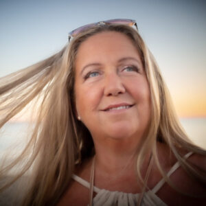 Porträttfotografering av Helena Magdalena Ivekrans Nätt i naturligt ljus vid havet Porträtt av Helena Magdalena Ivekrans Nätt vid havet, med lugnt och närvarande uttryck