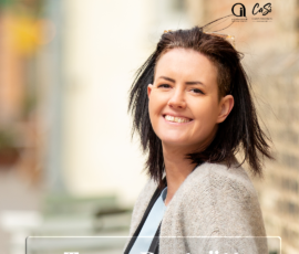 Personligt porträtt fotograferat i naturligt ljus för ett varmt och förtroendeskapande uttryck. Porträttfotografi av kvinna i stadsmiljö med mjukt naturligt ljus och lugnt uttryck.