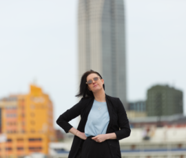 Stadsfotografering i naturligt ljus. Porträtt av Elin Sigeskog fotograferad i stadsmiljö i naturligt ljus.