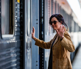 Stadsfotografering i naturligt ljus. Porträtt av Elin Sigeskog fotograferad i stadsmiljö i naturligt ljus.