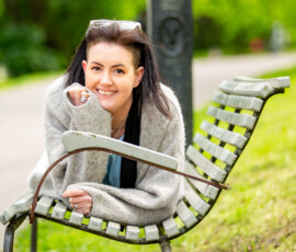 Stadsfotografering i naturligt ljus. Porträtt av Elin Sigeskog fotograferad i stadsmiljö i naturligt ljus.