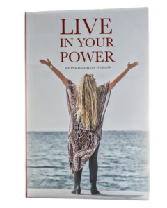 Omslagsdesign och fotografering till boken Live in Your Power av Helena-Magdalena Ivekrans-Nätt Bokomslag till Live in Your Power av Helena-Magdalena Ivekrans-Nätt med kvinna vid havet i ett kraftfullt och stilla uttryck